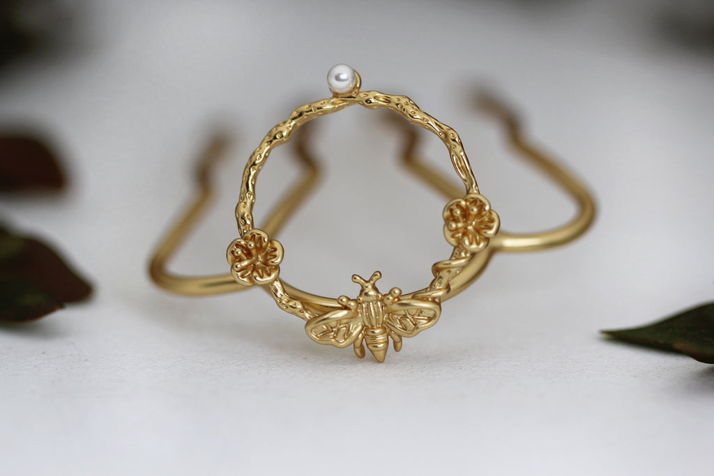 Circle of Eden Bee Wreath Hair Prong