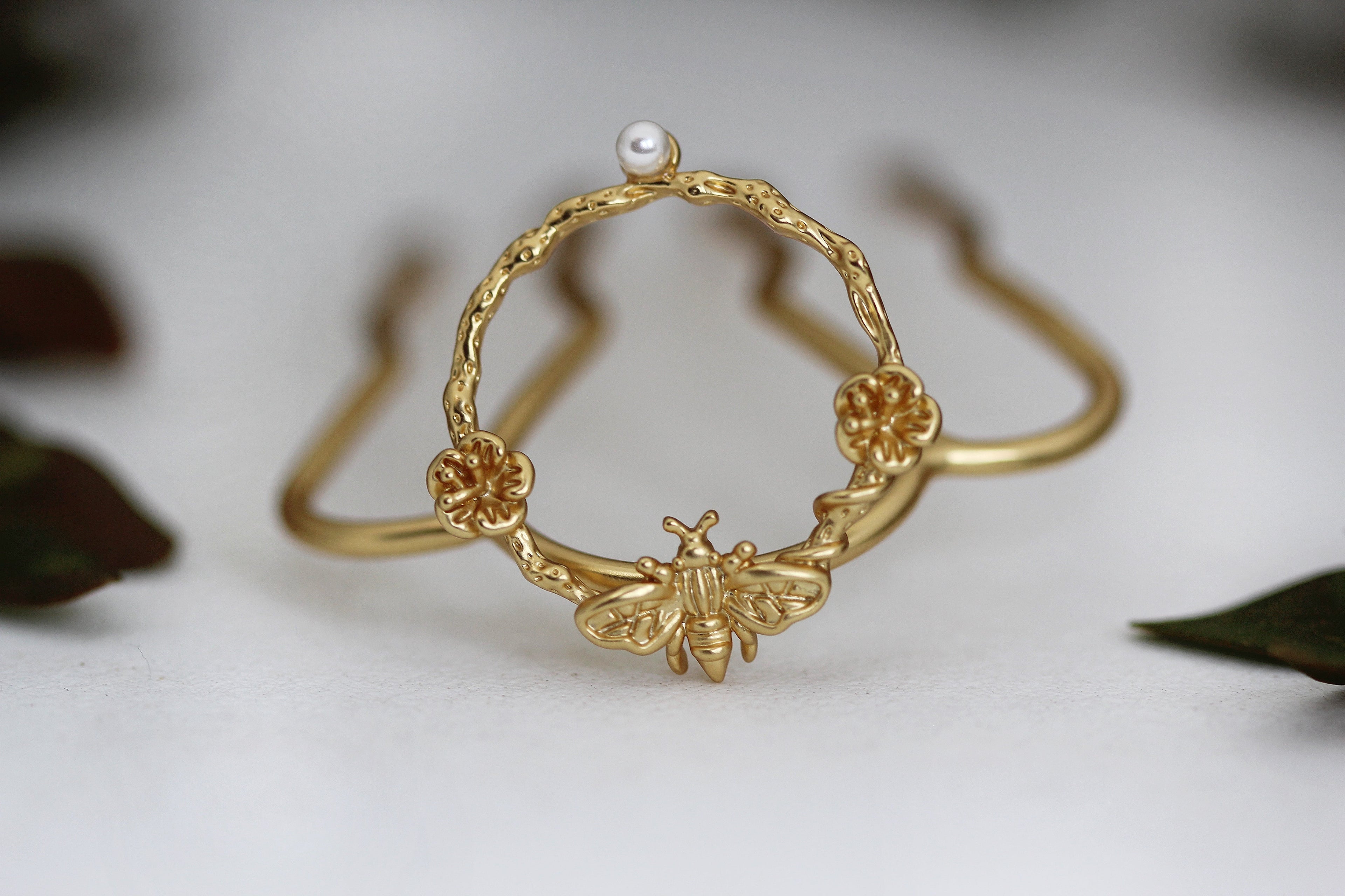 Circle of Eden Bee Wreath Hair Prong