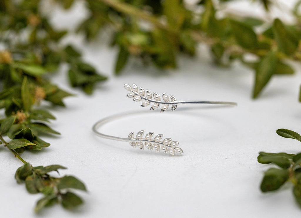 Stems and pearls bracelet