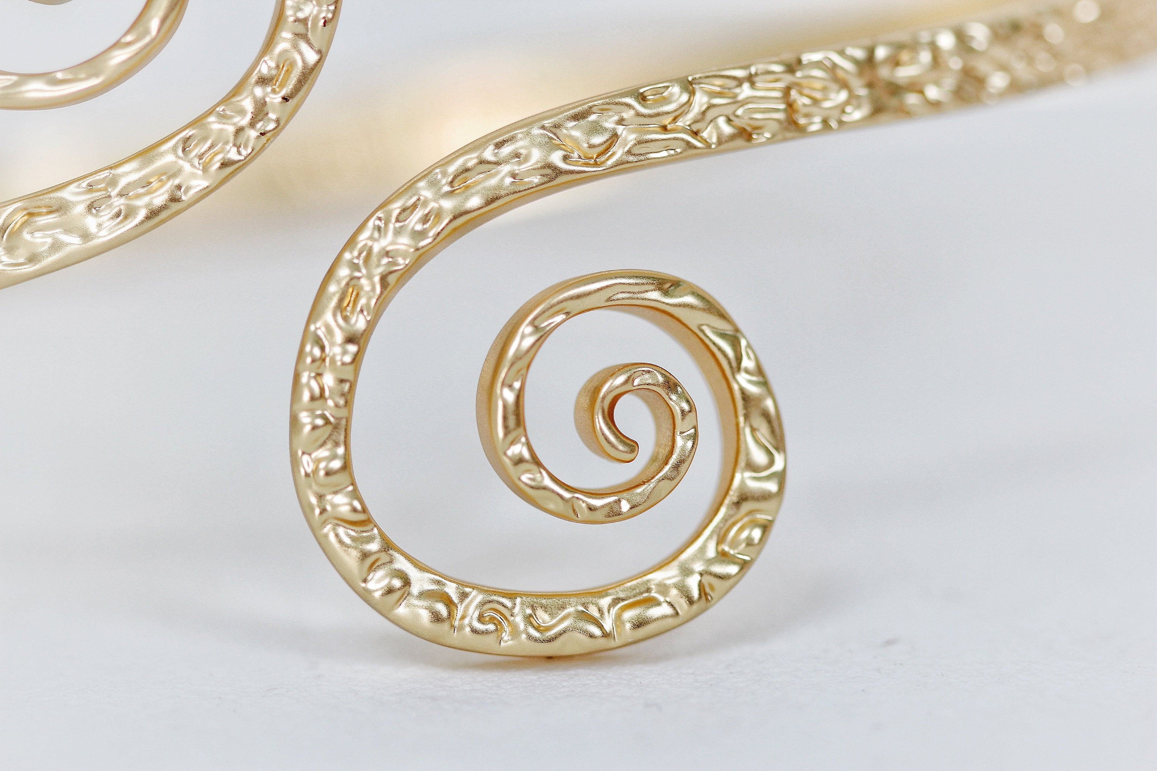 Spiraling Dreams Hammered Armband