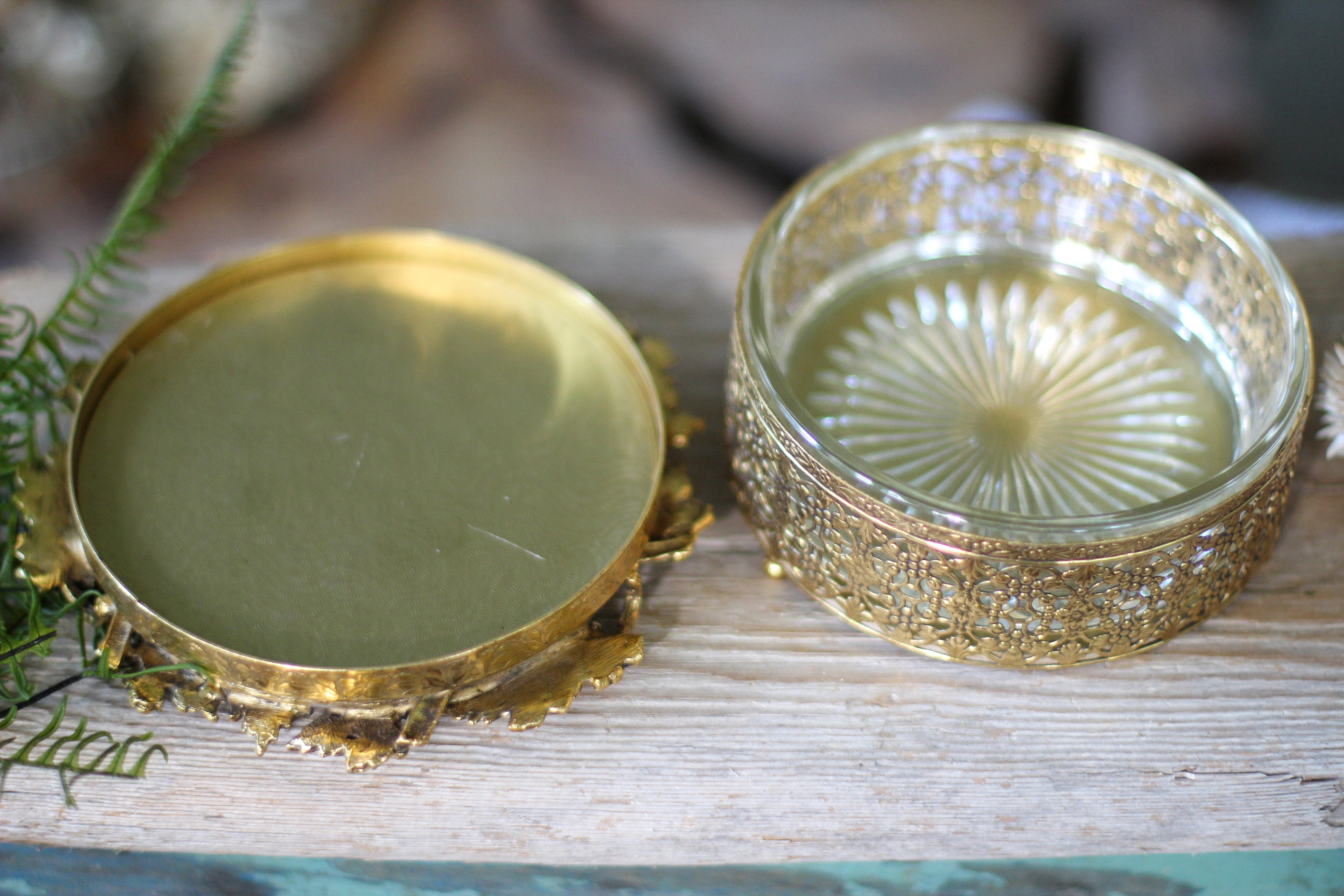 Vintage Rae Ivy Leaves Mirror Powder Jar