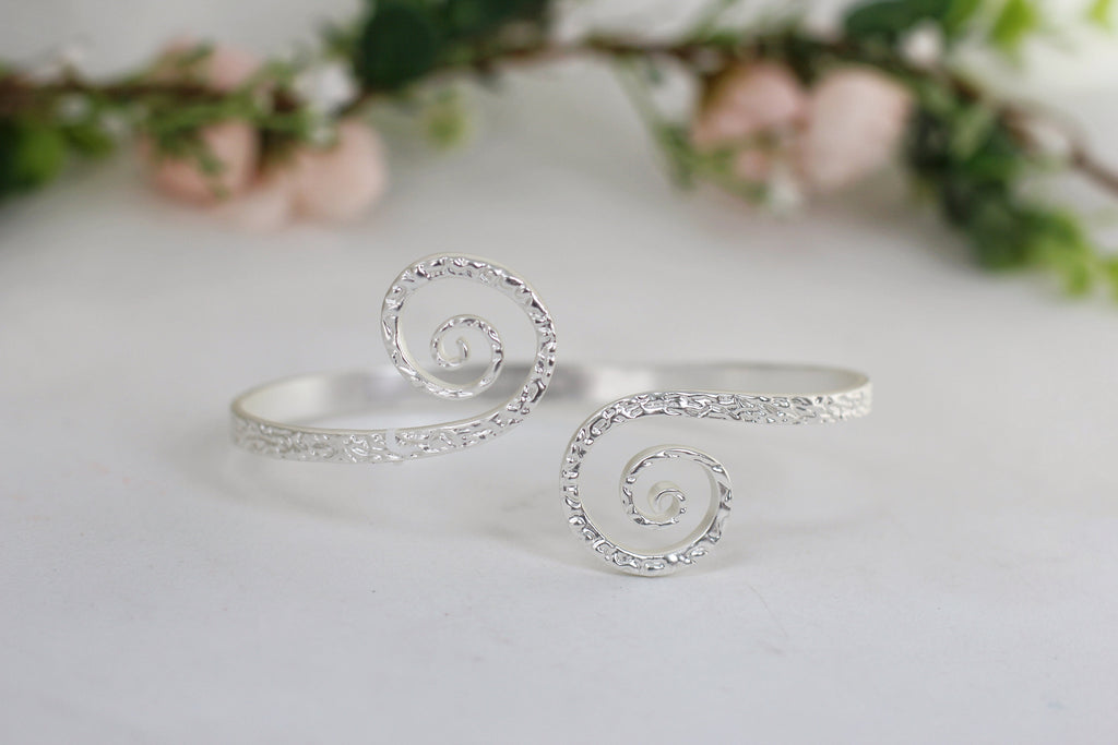 Spiraling Dreams Hammered Armband